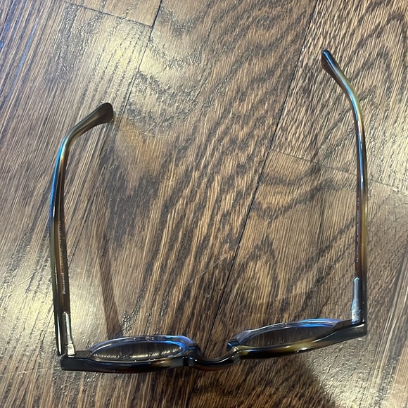 Illestava Leonard Stylish Blue Lens Sunglasses has scratches and leg uneven - Picture 5 of 5